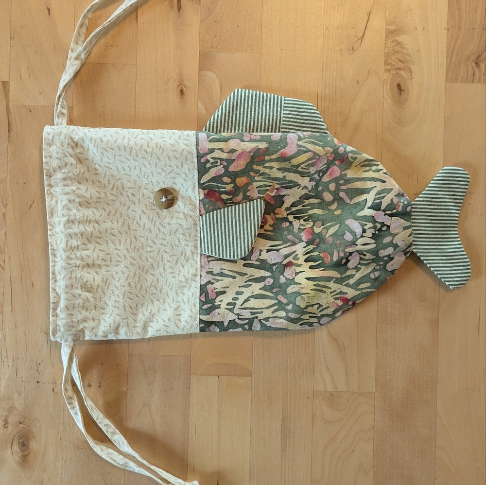 Fish-Shaped Batik Drawstring Make-up Cosmetics Bag